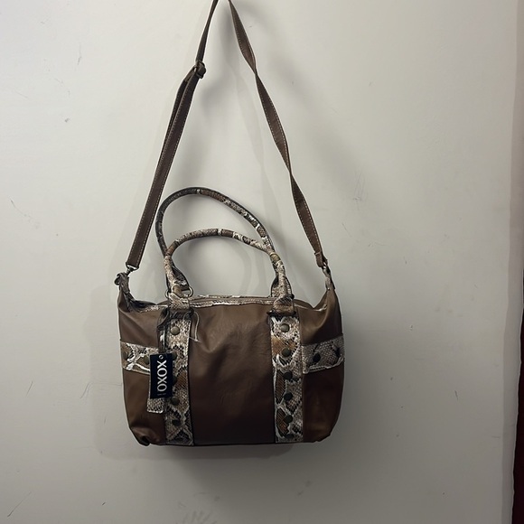 XOXO shoulder handbag tik tak vinyl color tan. Small scratch on the back. - Picture 10 of 13